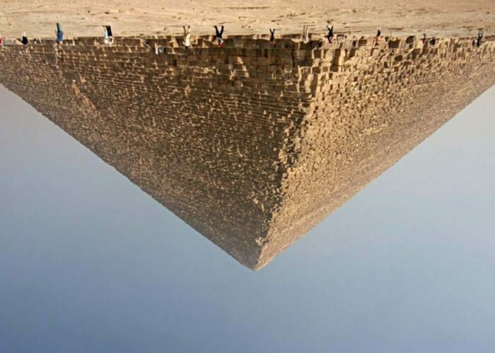 Pyramide de Gizeh à l'envers