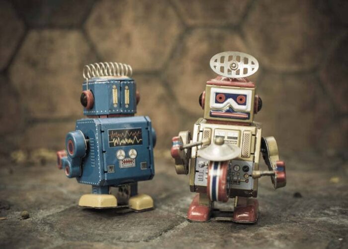 Deux robots jouets vintage jouent du tambour