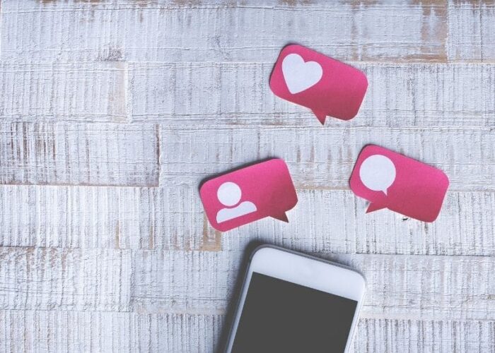 Smartphone avec des Post-It qui représentent les actions possibles sur Instagram