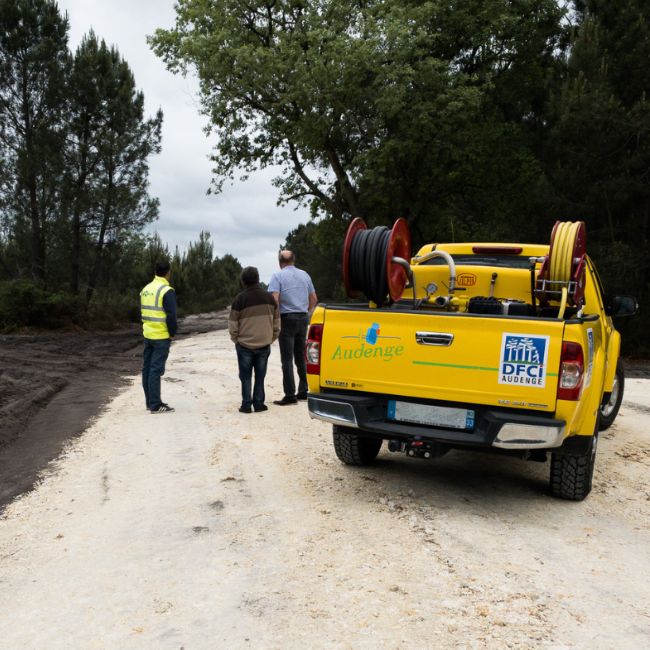 Camion jaune et agents de la DFCI Aquitaine dans la forêt à Audenge.