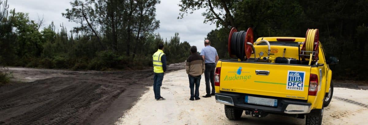 Agents de la DFCI avec un véhicule jaune sur une piste forestière en Gironde
